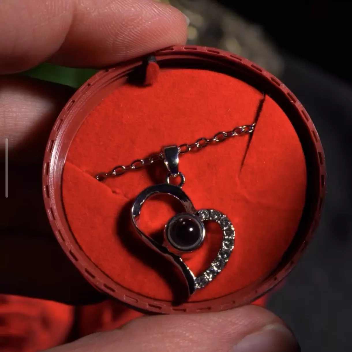 'Agirgul va 100 xil tilda sevgi izhori kuloni' rasmi