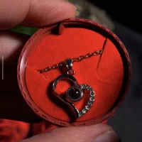 Agirgul va 100 xil tilda sevgi izhori kuloni rasmi