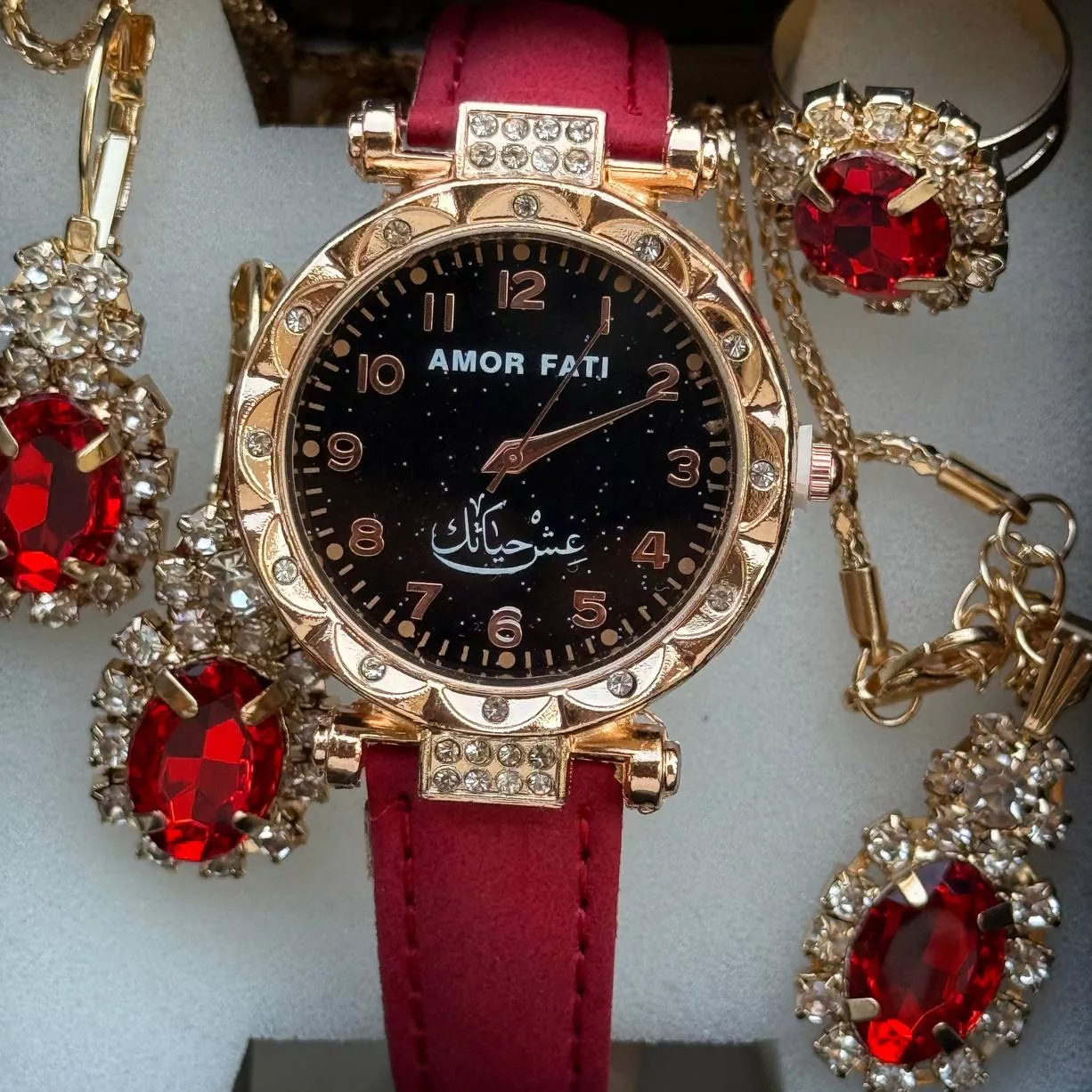 'Amor Fati – Qizil Soat va Zargarlik To‘plami' rasmi