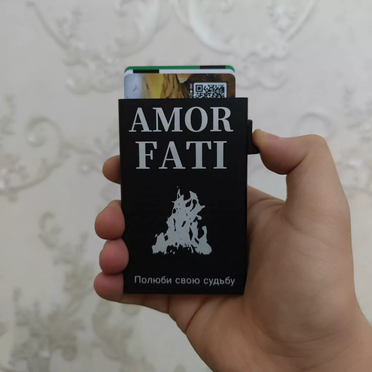 'Amor fati yuqori sifatdagi metal card-holder – Kartalaringiz uchun ishonchli himoya va zamonaviy uslub' rasmi