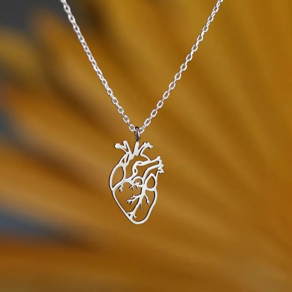 'Anatomik yurak shaklidagi zanjir: Qalbingizga yaqin va ma'noli aksessuar' rasmi