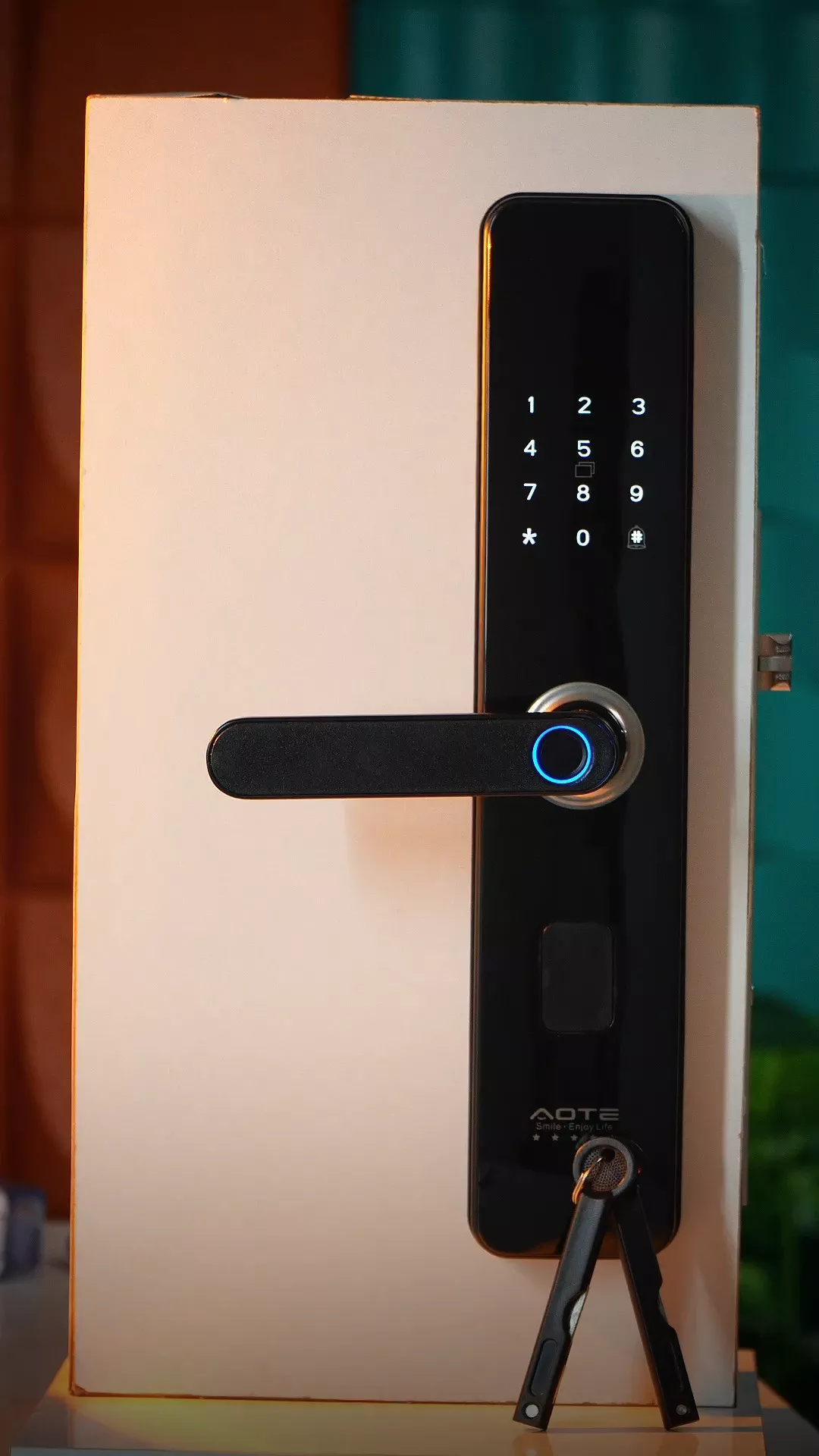 'Aqlli eshik qulfi (smart-lock)' rasmi