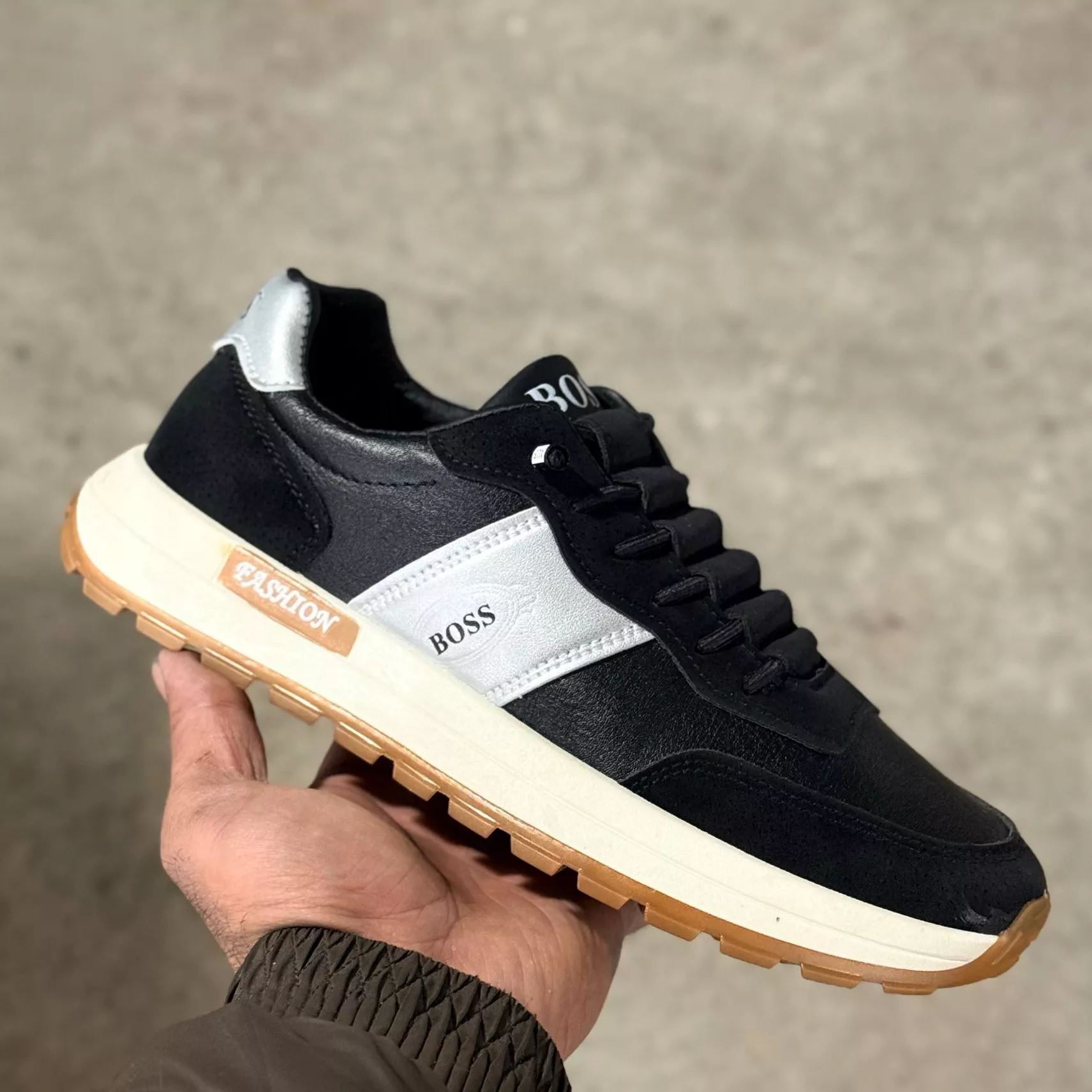 'Boss-qora: Zamonaviy va Qulay Erkaklar Krossovkasi' rasmi