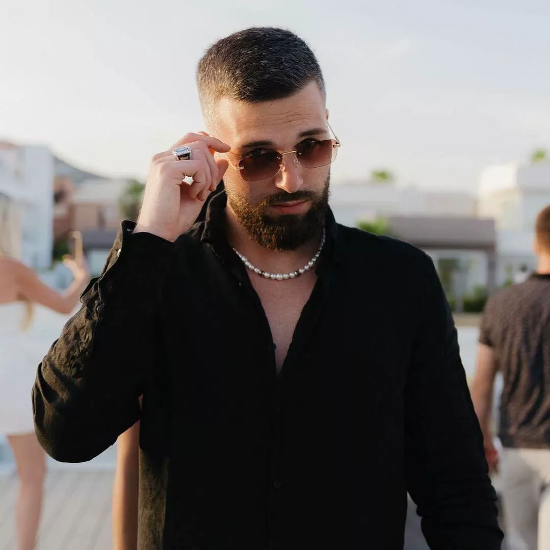 'Cartier Hoshiyasiz Ko'zoynaklari: Nozik Did va Yuqori Sifat' rasmi
