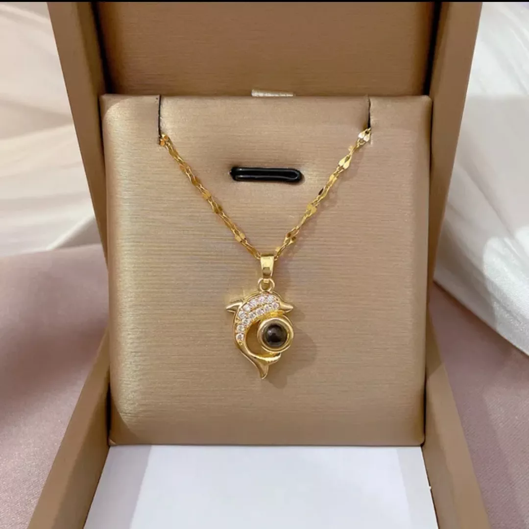 'Delfin-kulon: Allohning 99 ismlari yozilgan nafis taqinchoq' rasmi