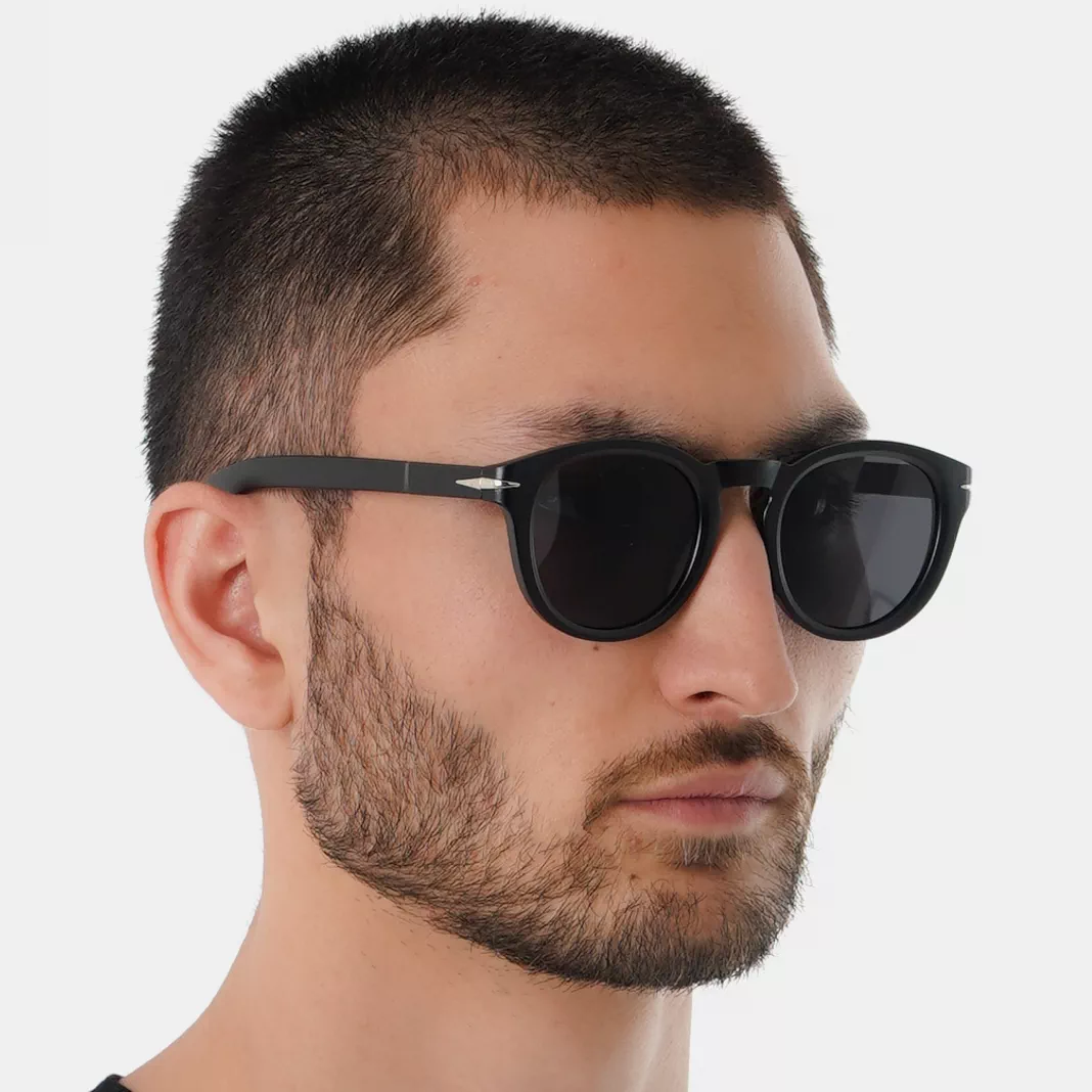 'Minimalizm va klassika uyg‘unligi Zamonaviy qora quyosh ko‘zoynagi' rasmi