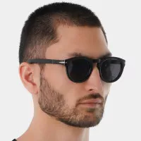 Minimalizm va klassika uyg‘unligi Zamonaviy qora quyosh ko‘zoynagi rasmi