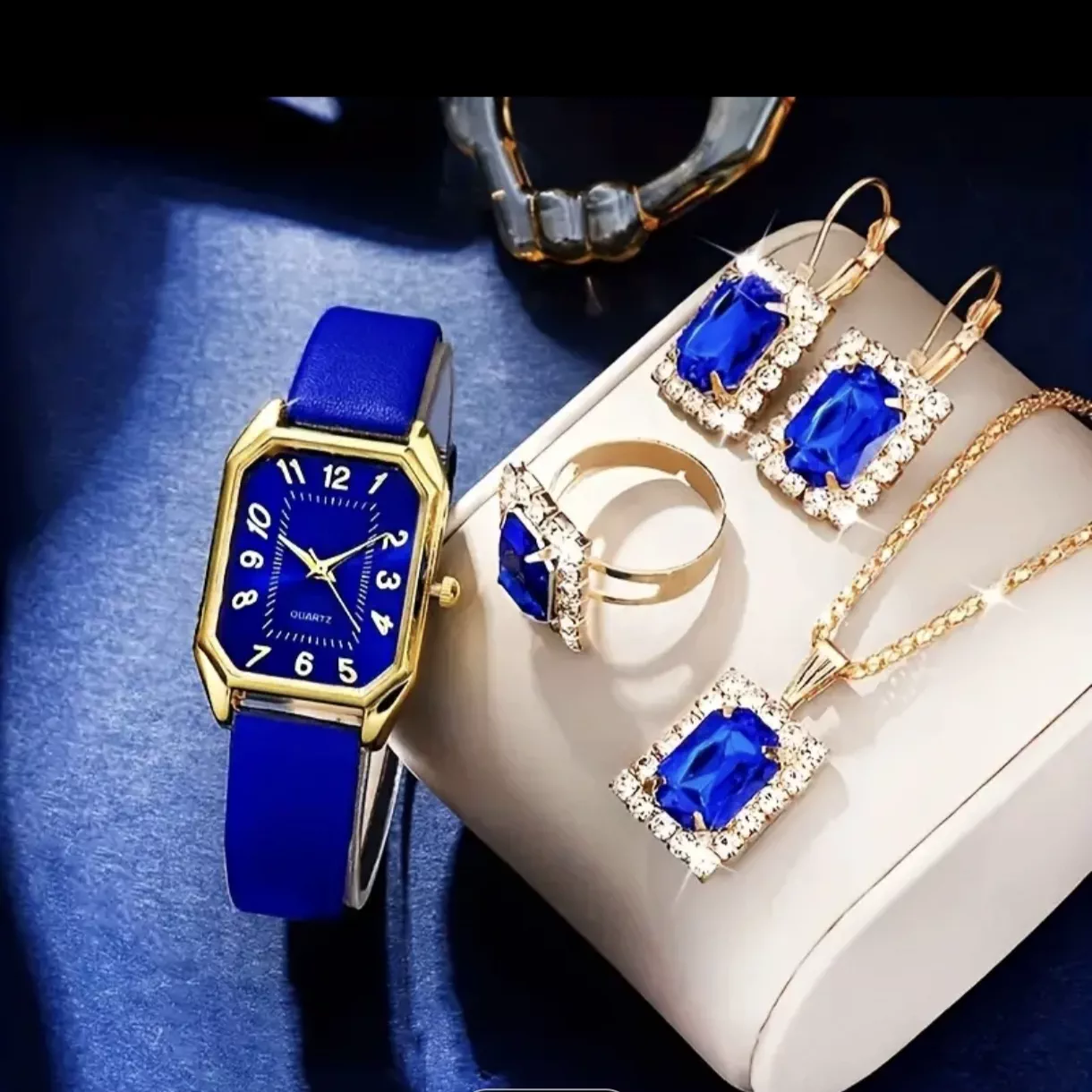 'Moviy taqinchoq' rasmi