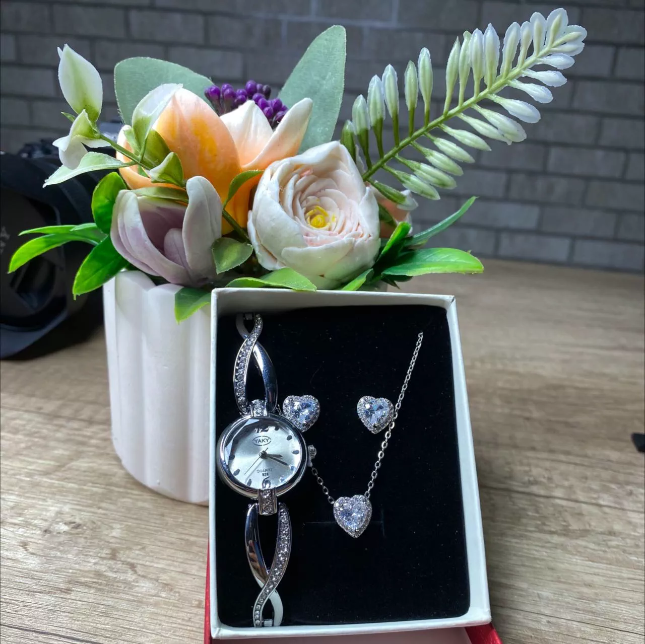 'Nafis Pandora Uslubidagi Soat va Bilaguzuk To'plami: Vaqt va Uslubning Mukammal Uyg'unligi' rasmi