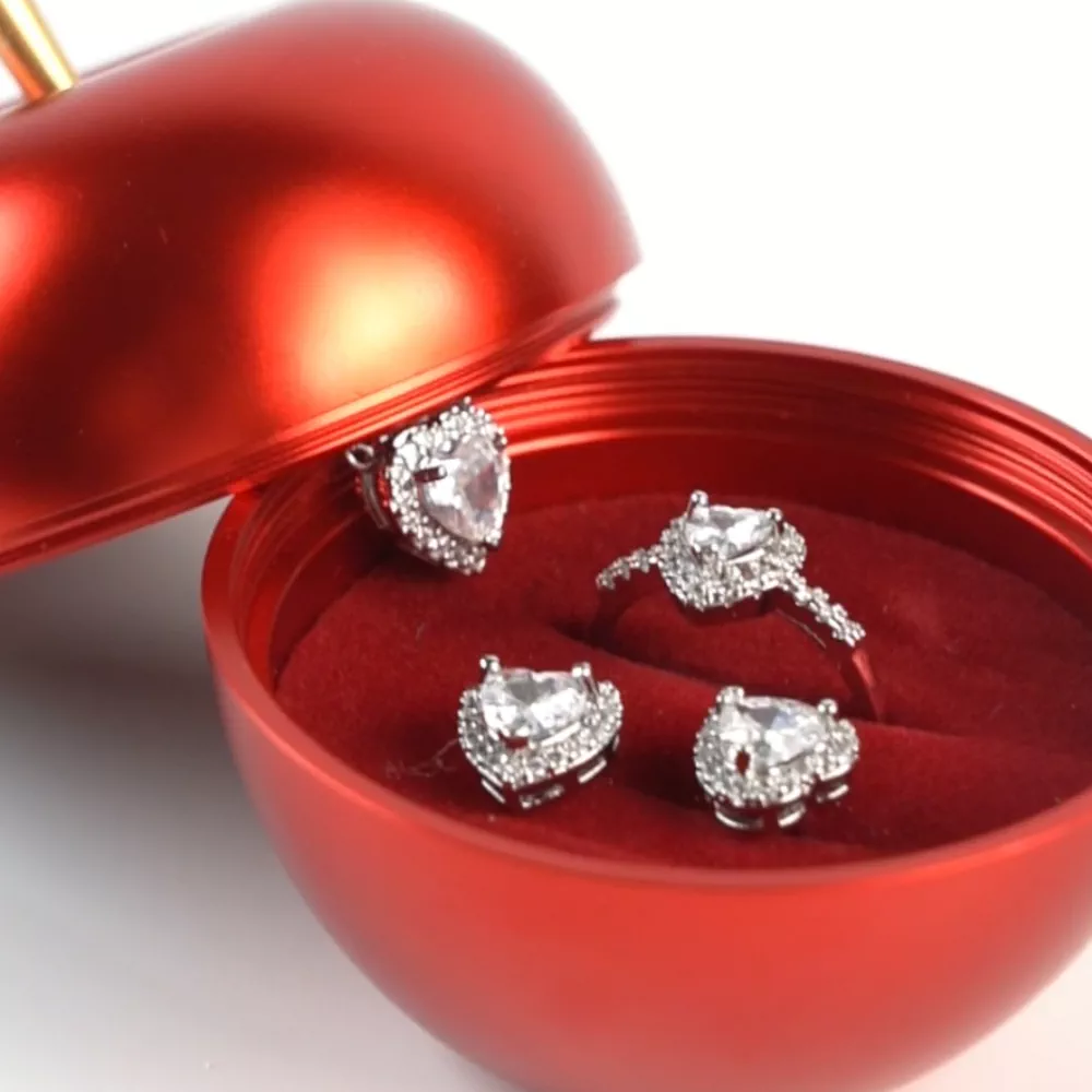 'Olma qutisidagi taqinchoqlar toʻplami' rasmi