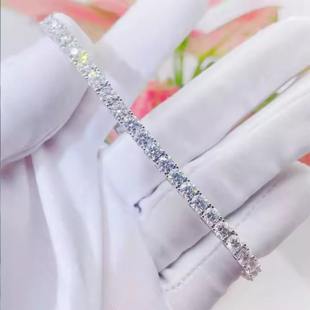 'Olmos Ko‘rinishidagi Bilak Uzuk: Nafislik va Go‘zallikning Ramzi' rasmi