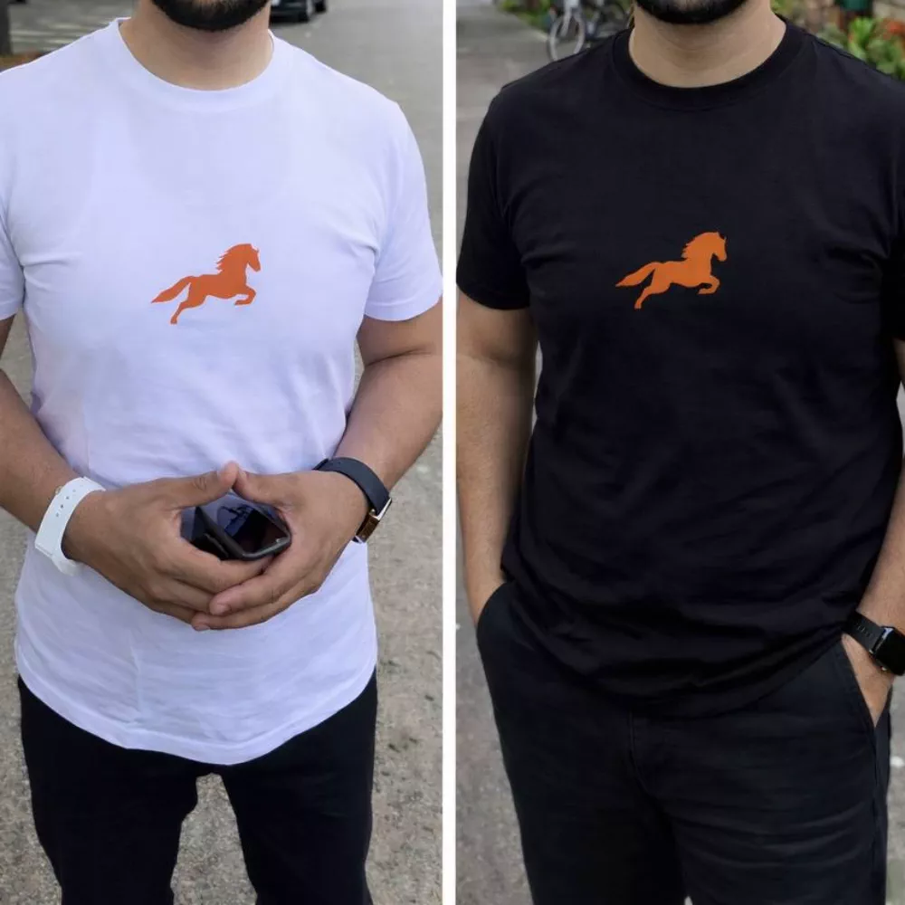 'Ot Tasvirli Fudbolka: O'ziga Xos Uslubingizni Namoyish Etuvchi Kiyim' rasmi