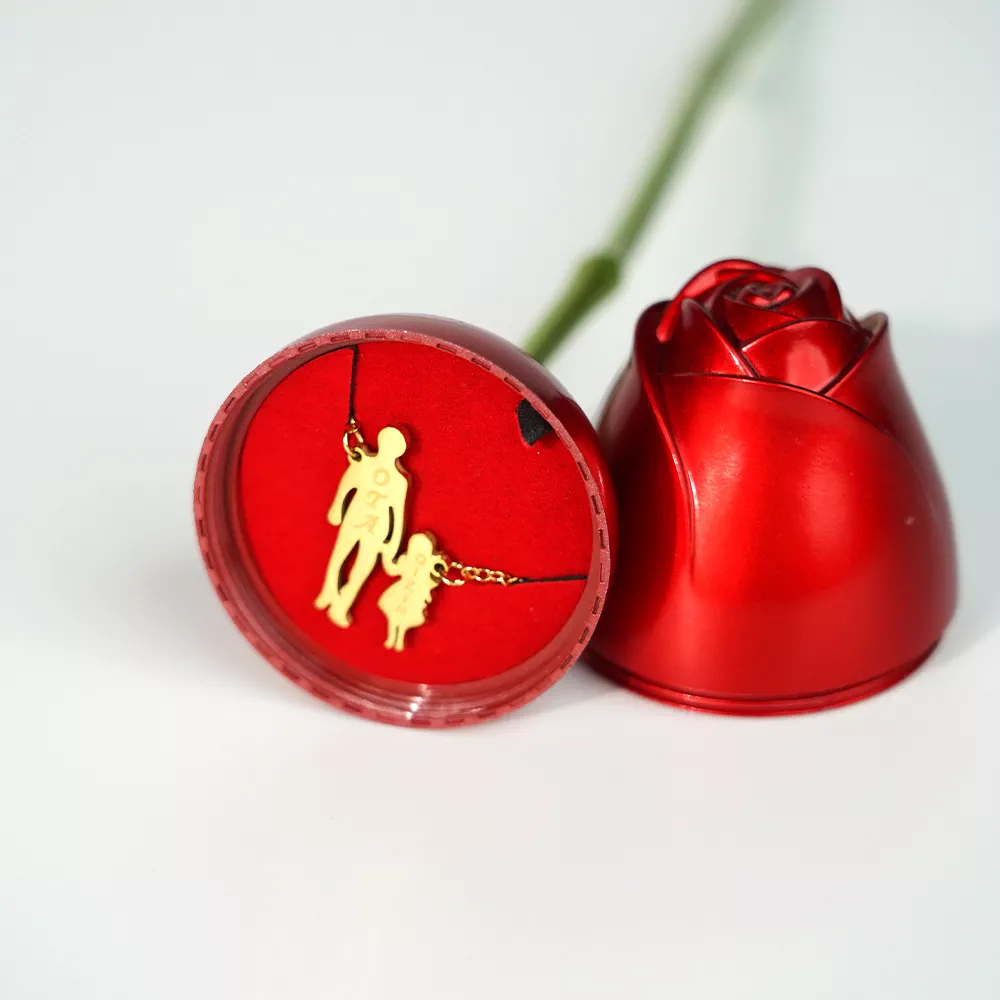 'Ota qizim Gul karobka bilan' rasmi