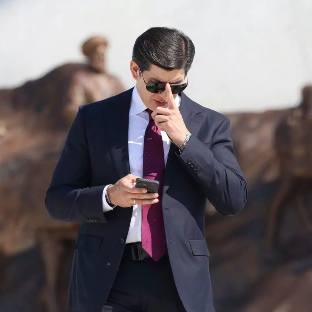 'Otabek Umarov Achki: Zamonaviy Uslub va Yuqori UV Himoyasi' rasmi