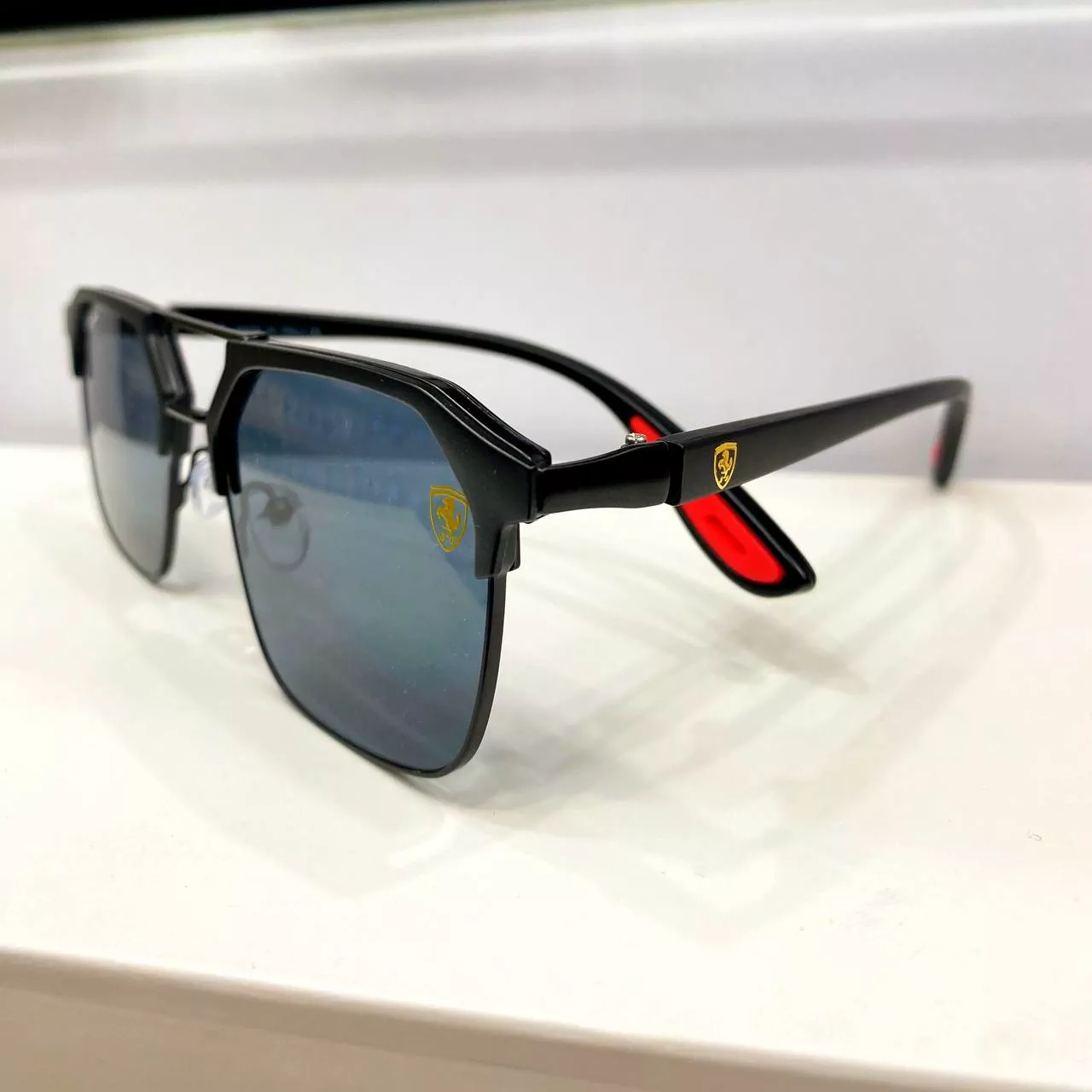 'Ray ban Ferari kozoynaklari' rasmi