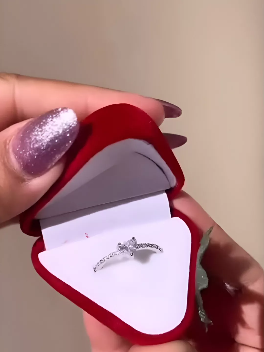 'S925 kumush uzuk, o'zgaruvchan razmer, qulupnay shaklidagi sovg'a qutisida' rasmi