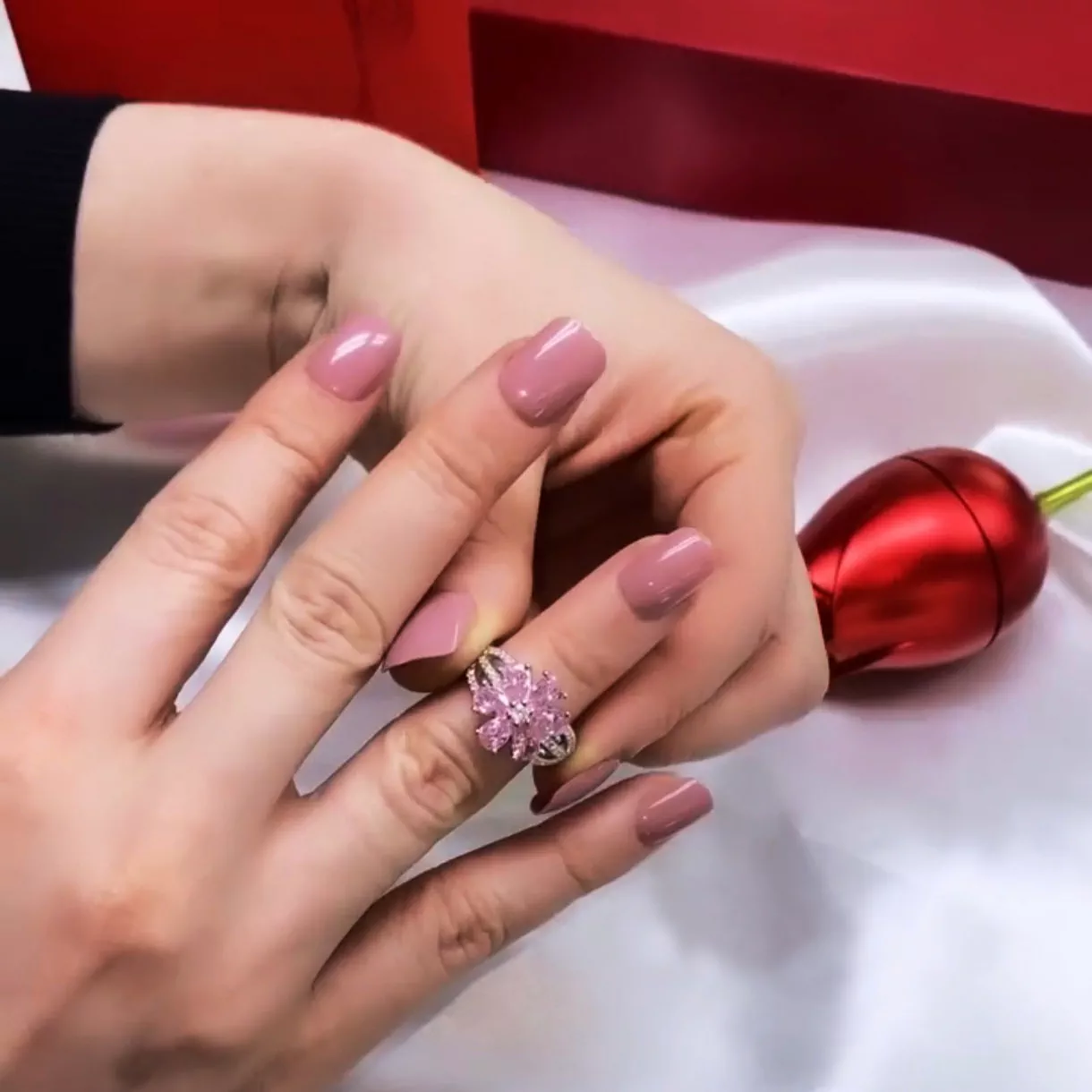 'Sunʼiy gul va uzuk: Elegans va Abadiy Go'zallik Hadya Etuvchi To'plam' rasmi