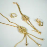 Tomchi To'plam: Beqiyos Nafoqat va Zamonaviy Nafislik rasmi