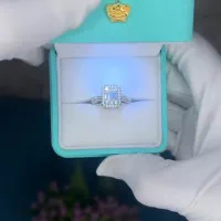 Uzuk futlyari bilan rasmi