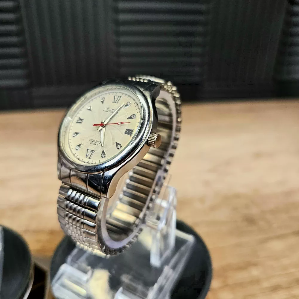 'XINRUI Soati: Erkaklar va Ayollar Uchun Naqshinkor Kvartslik Bilak Soat' rasmi