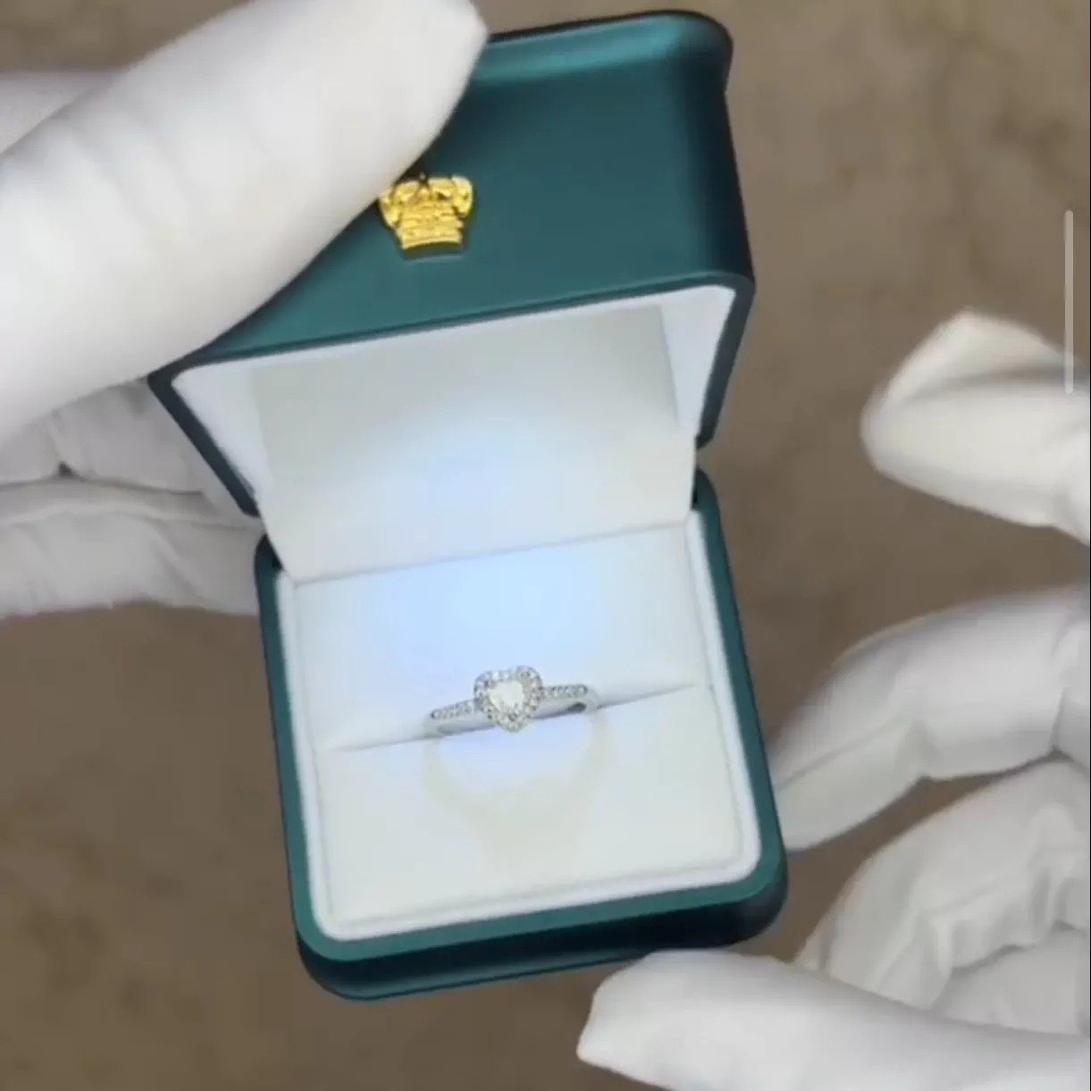 'Yurak shaklidagi nafis uzuk – muhabbatning eng go‘zal ifodasi!' rasmi